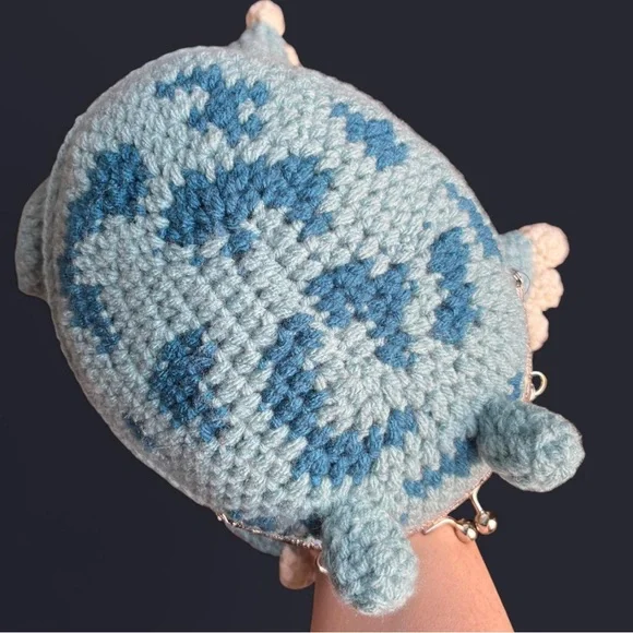 Handmade Crochet Blue Speckled Frog Crossbody Purse - Picture 5 of 6